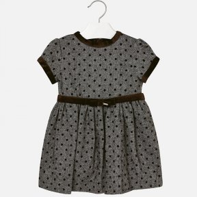 Short sleeved dress with contrasting velvet details. Round neck collar. This dress has a gathered and flared effect from the chest and an invisible zip on the back. It is made from soft touch fabric. Removable velvet belt at the waist. Polka dot print. 49