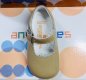 Andanines camel patent leather little girls shoes. Scallop edge and silver buckle fastening. Soft leather insole and lining.